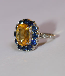 Bague Marguerite en or blanc, saphirs, et diamants