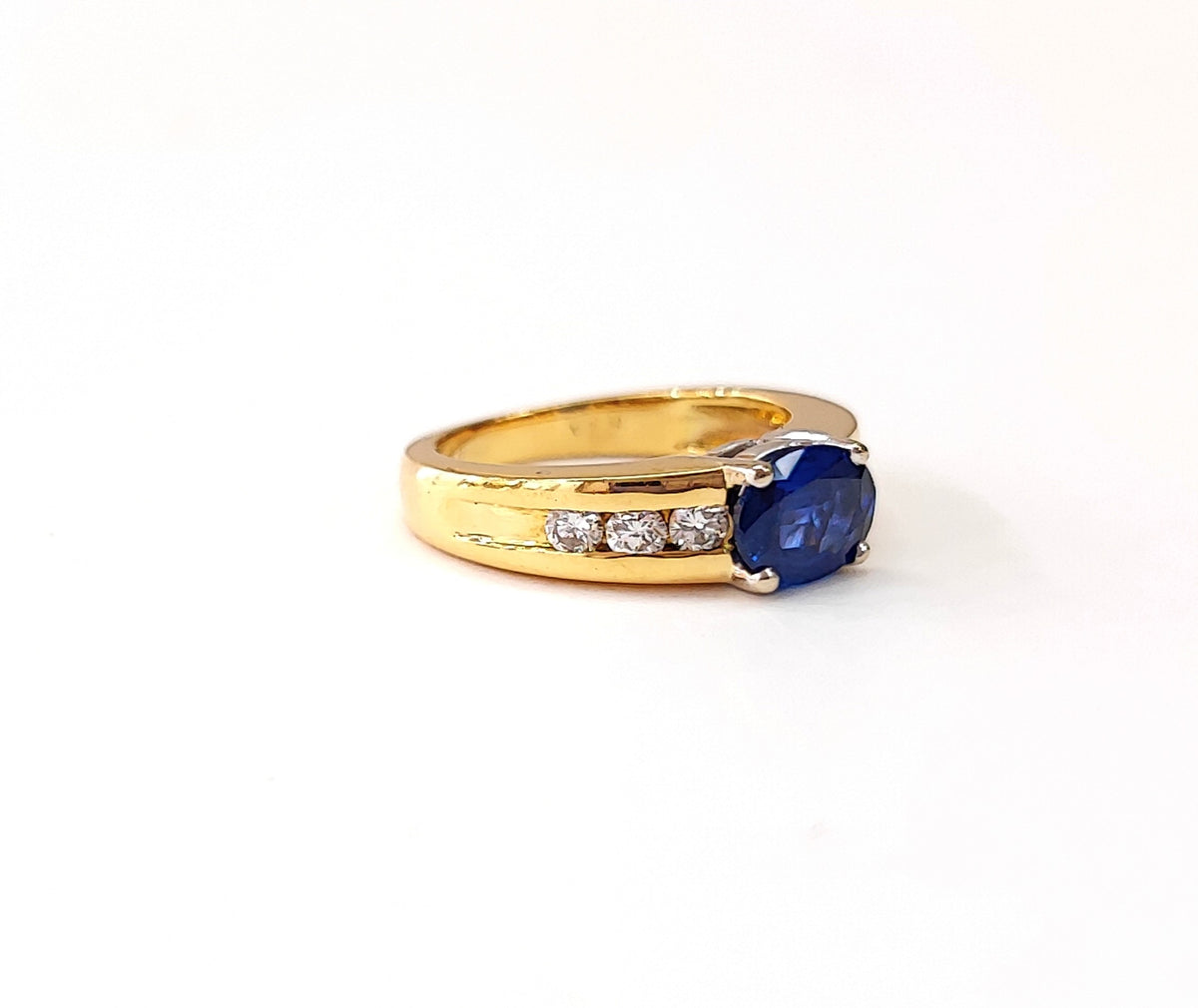 Bague en or jaune, or blanc, saphir, et diamants
