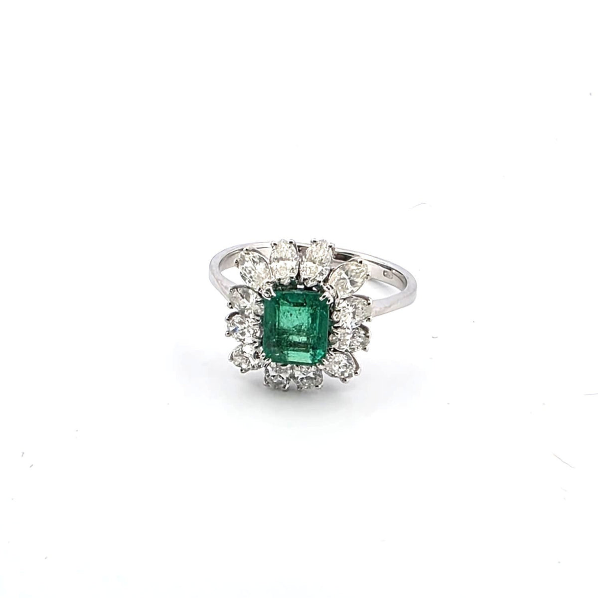Bague Entourage en or blanc, émeraude et diamants