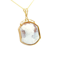 Pendentif en or jaune et camée