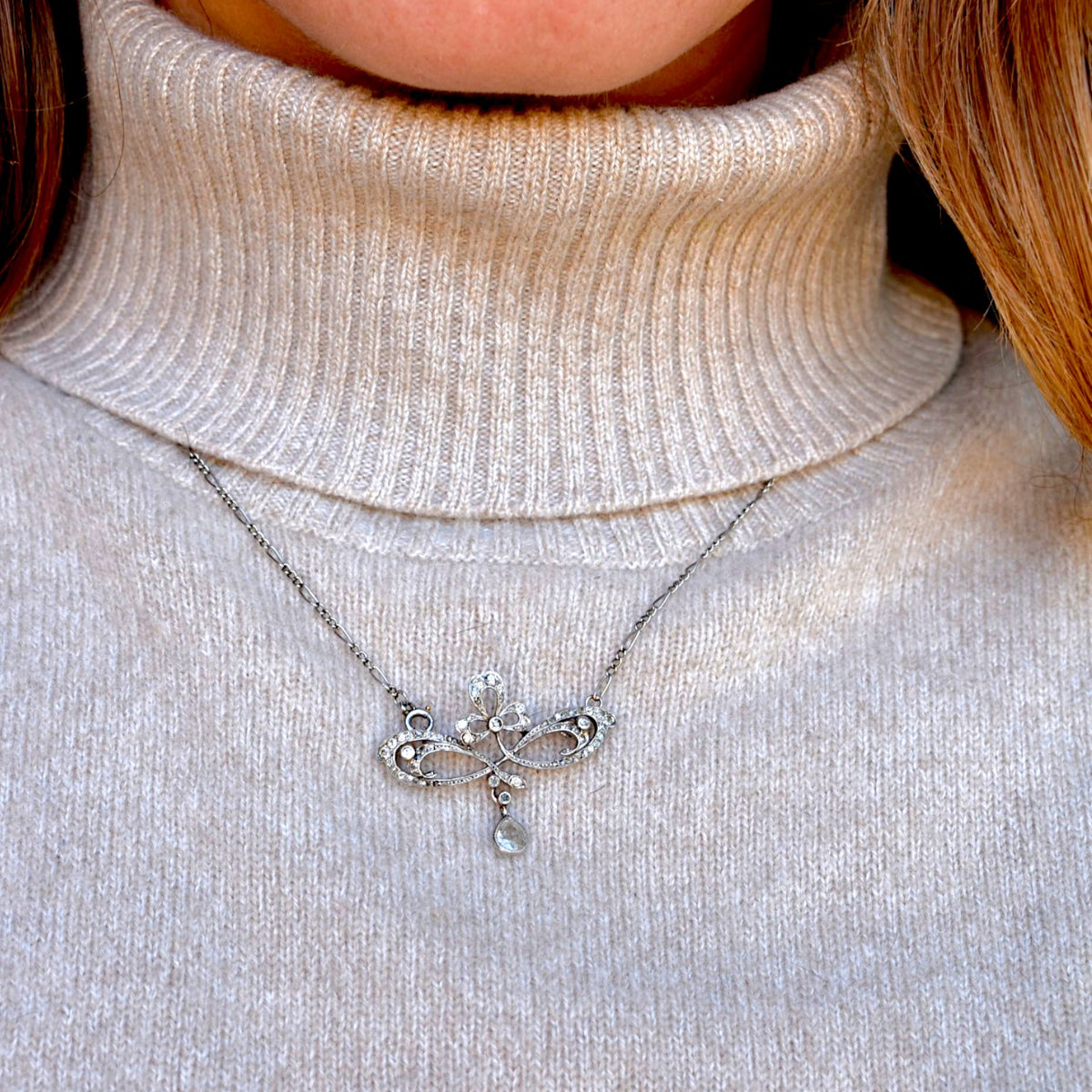 Pendentif en or jaune, corail et diamants