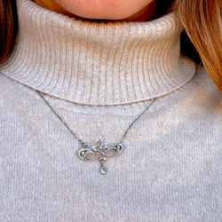 Pendentif en or jaune, corail et diamants