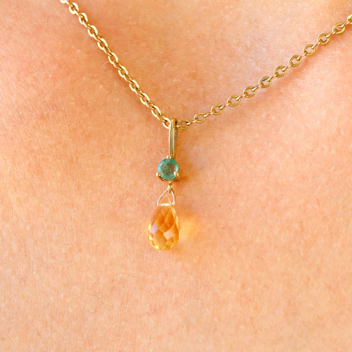 Pendentif en or jaune, émeraude et citrine