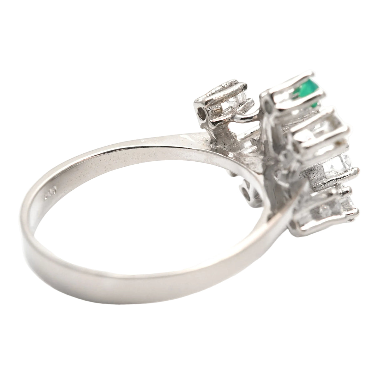 Bague en or blanc, émeraude et diamants