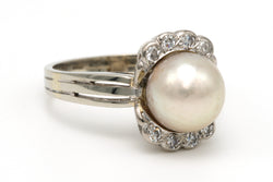 Bague Entourage en or blanc, perle et diamants