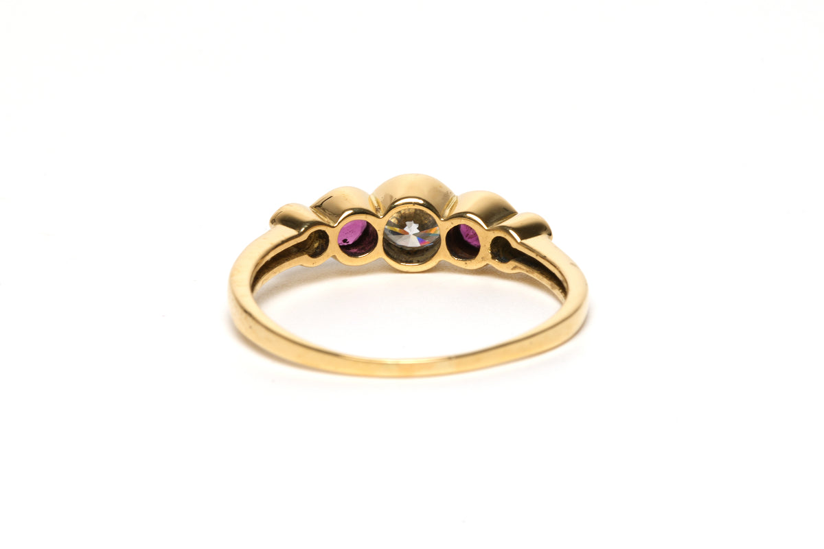 Bague Alliance en or jaune, rubis et diamants