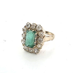 Bague Entourage en or jaune, émeraude et diamants