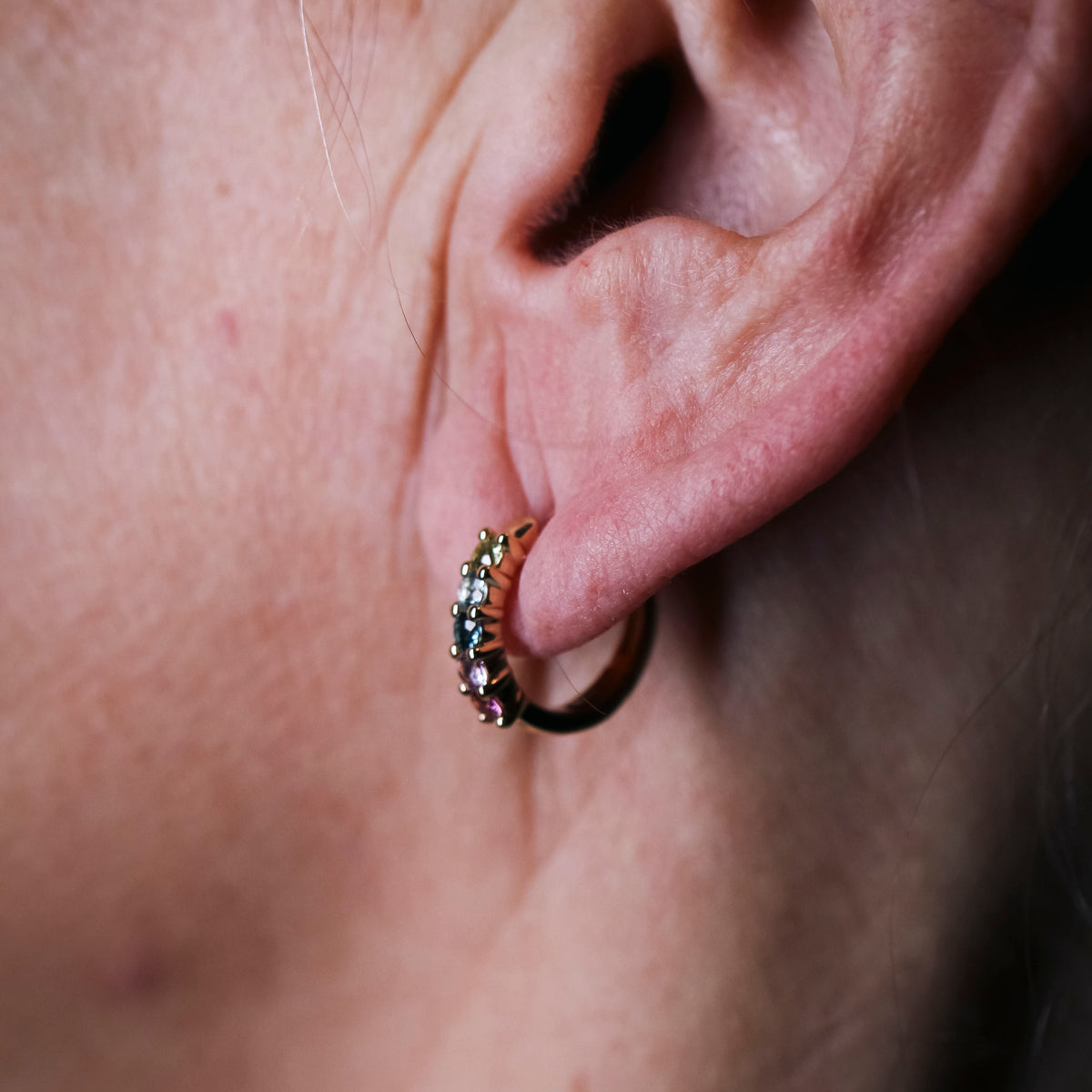 Boucles d'oreilles Créoles CRIOLLA en or jaune, péridots, améthystes, rhododendrons et topazes