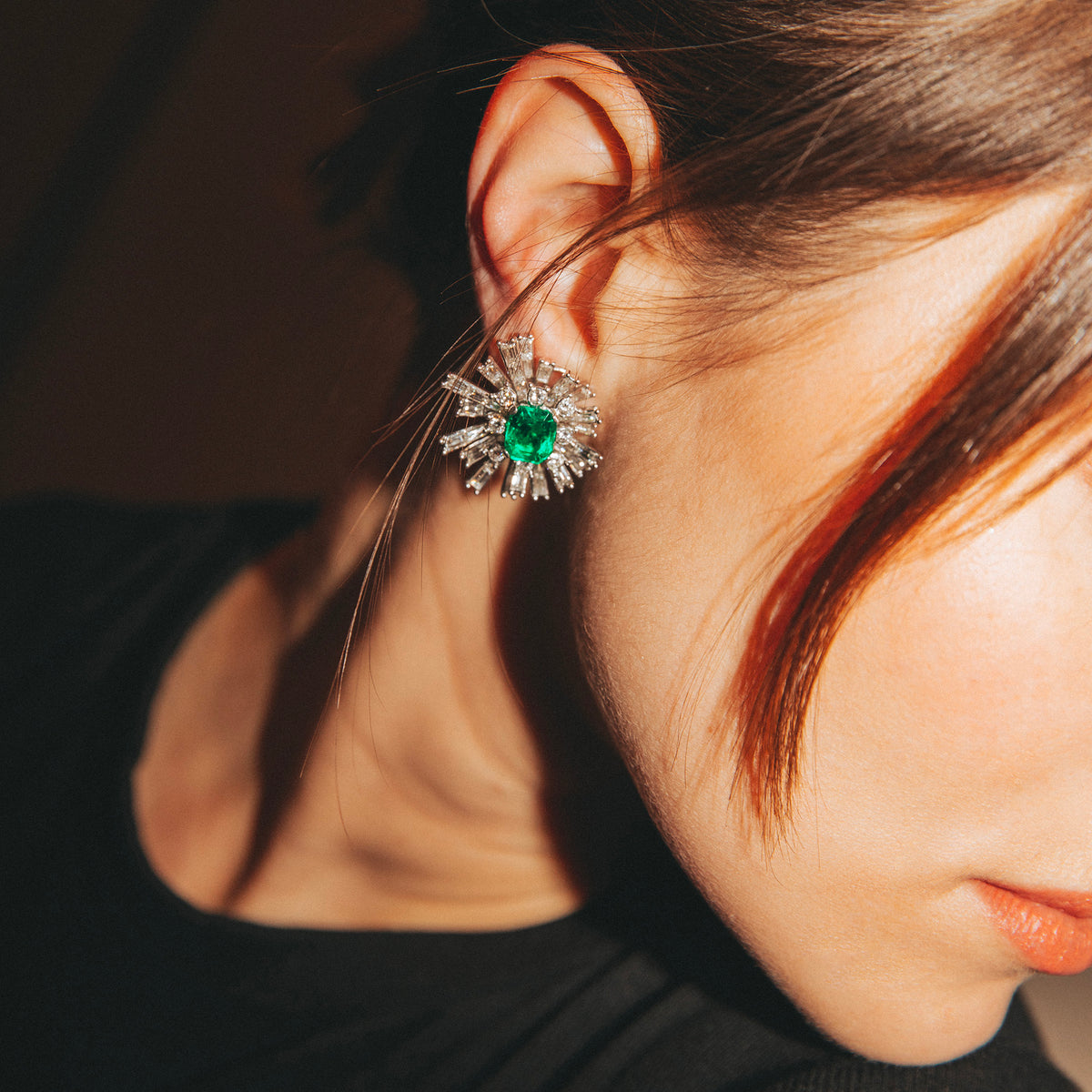 Boucles d'oreilles Clip en or blanc, platine, émeraudes de Colombie et diamants