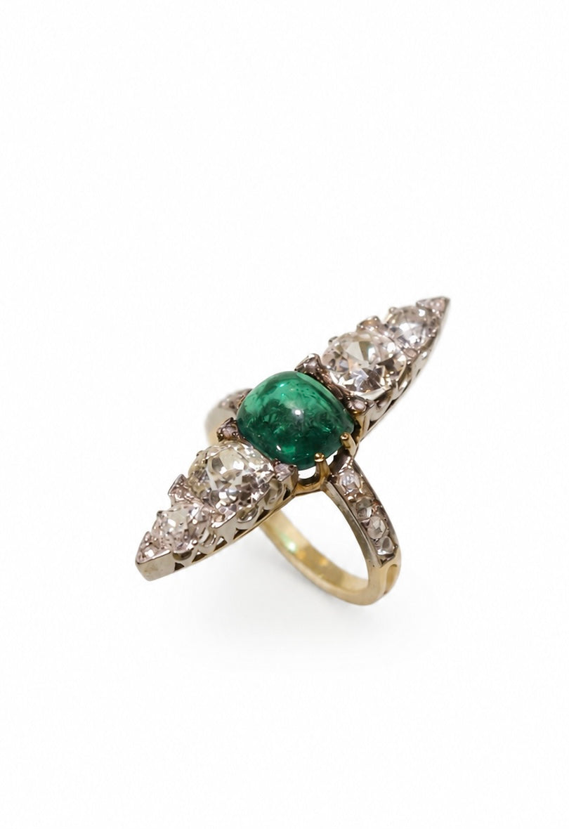 Bague Marquise en or jaune, platine, émeraude et diamants
