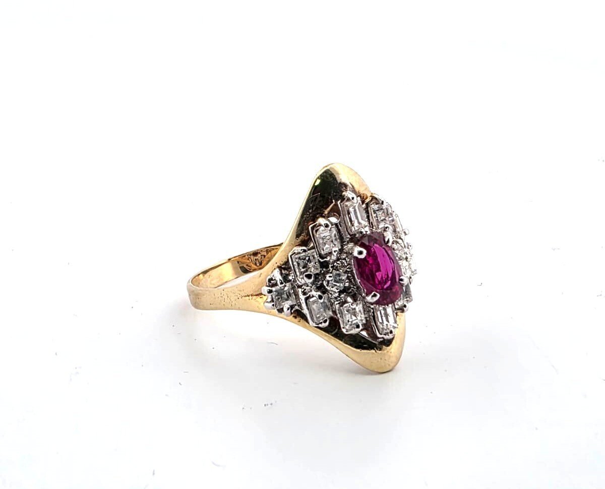 Anello in oro giallo 18 kt con rubino centrale e diamanti a contorno