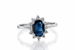 Bague Entourage en or blanc, saphir et diamants