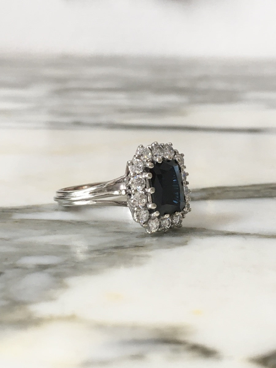 Bague Entourage en or blanc, saphir, et diamants