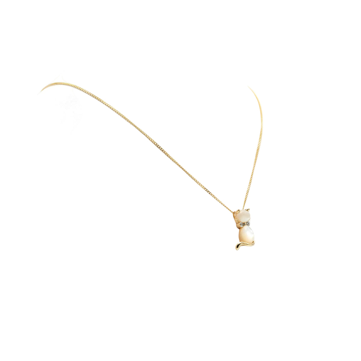 Pendentif en or jaune, nacre et diamants