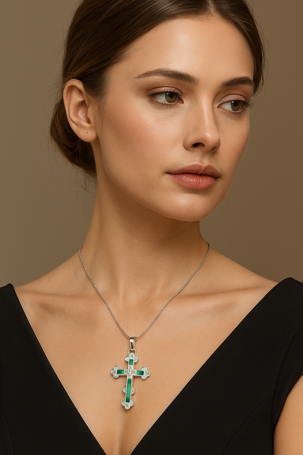 Collier Pendentif en or blanc, émeraude et diamants