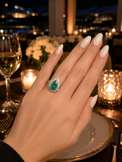 Bague Entourage en platine, émeraude et diamants