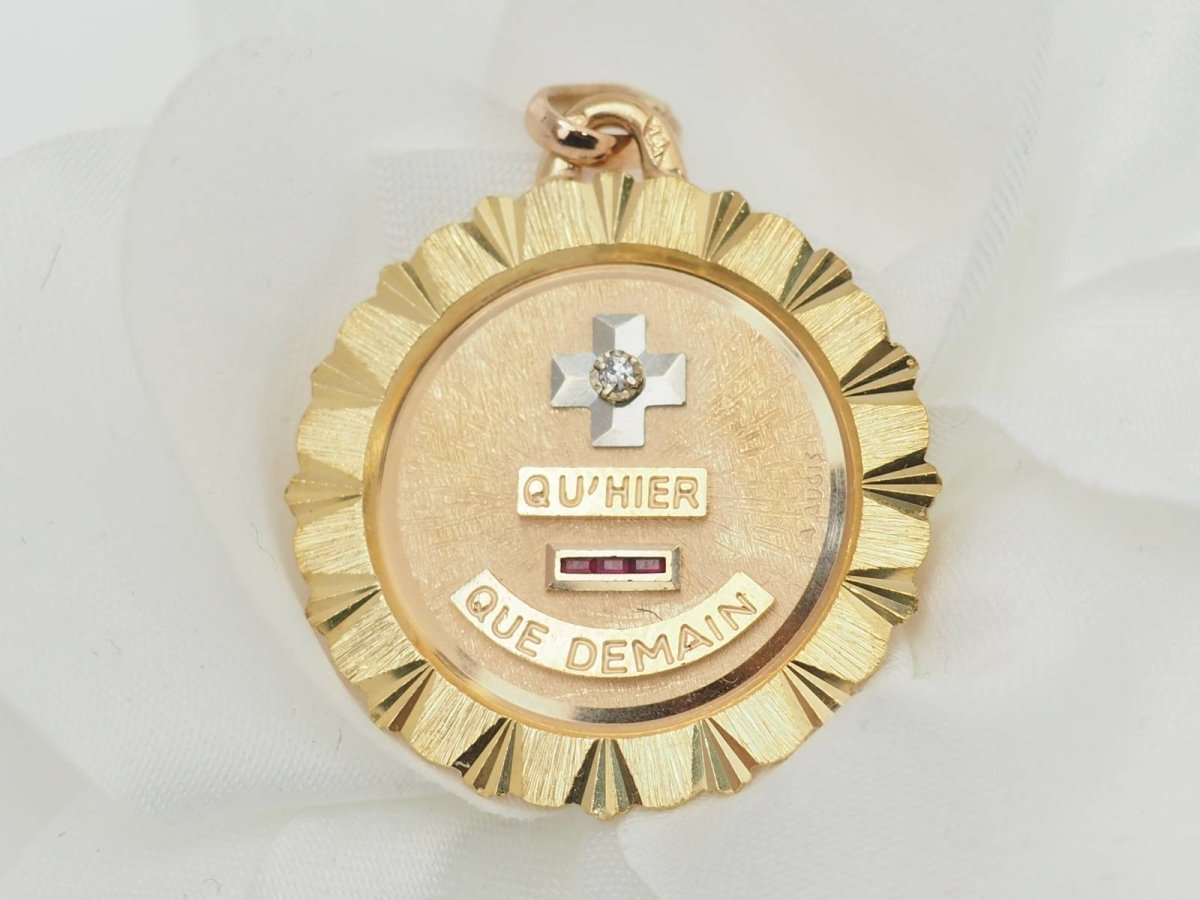 Pendentif AUGIS en or jaune, rubis et diamants