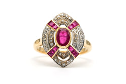 Bague Marquise en or jaune, rubis et diamants