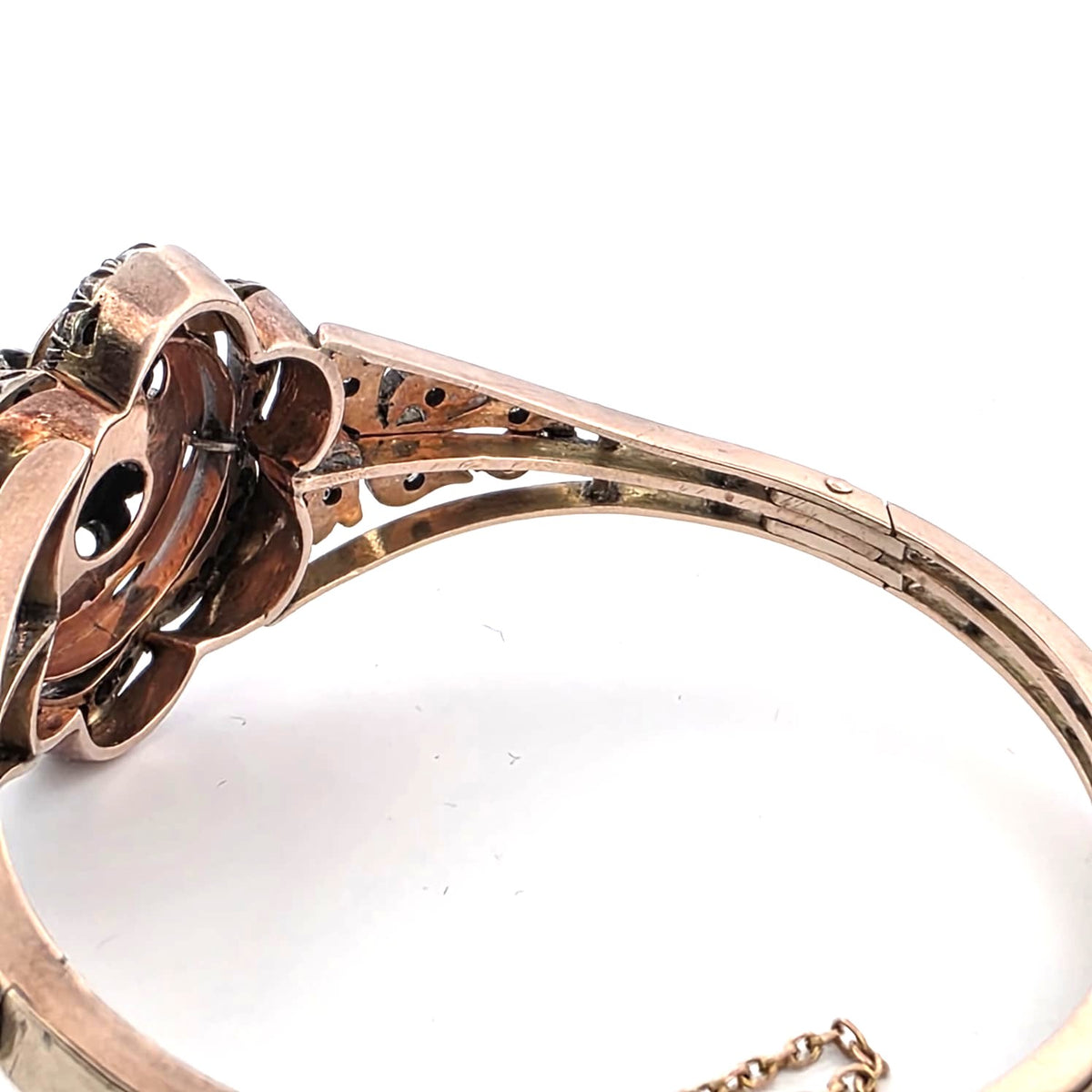 Bague en or jaune, argent, émail et diamants