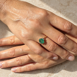 Bague Solitaire en or jaune, émeraude et diamants