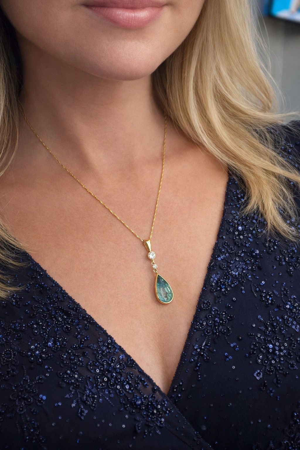 Collier Pendentif en or jaune, émeraude et diamants