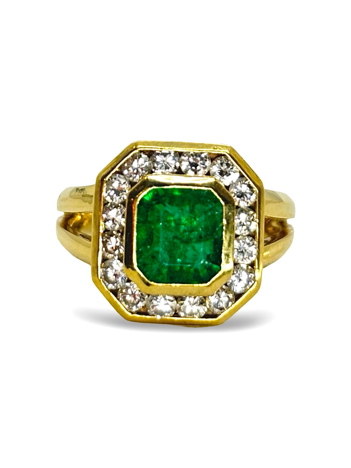 Bague Entourage en or jaune, émeraude et diamants