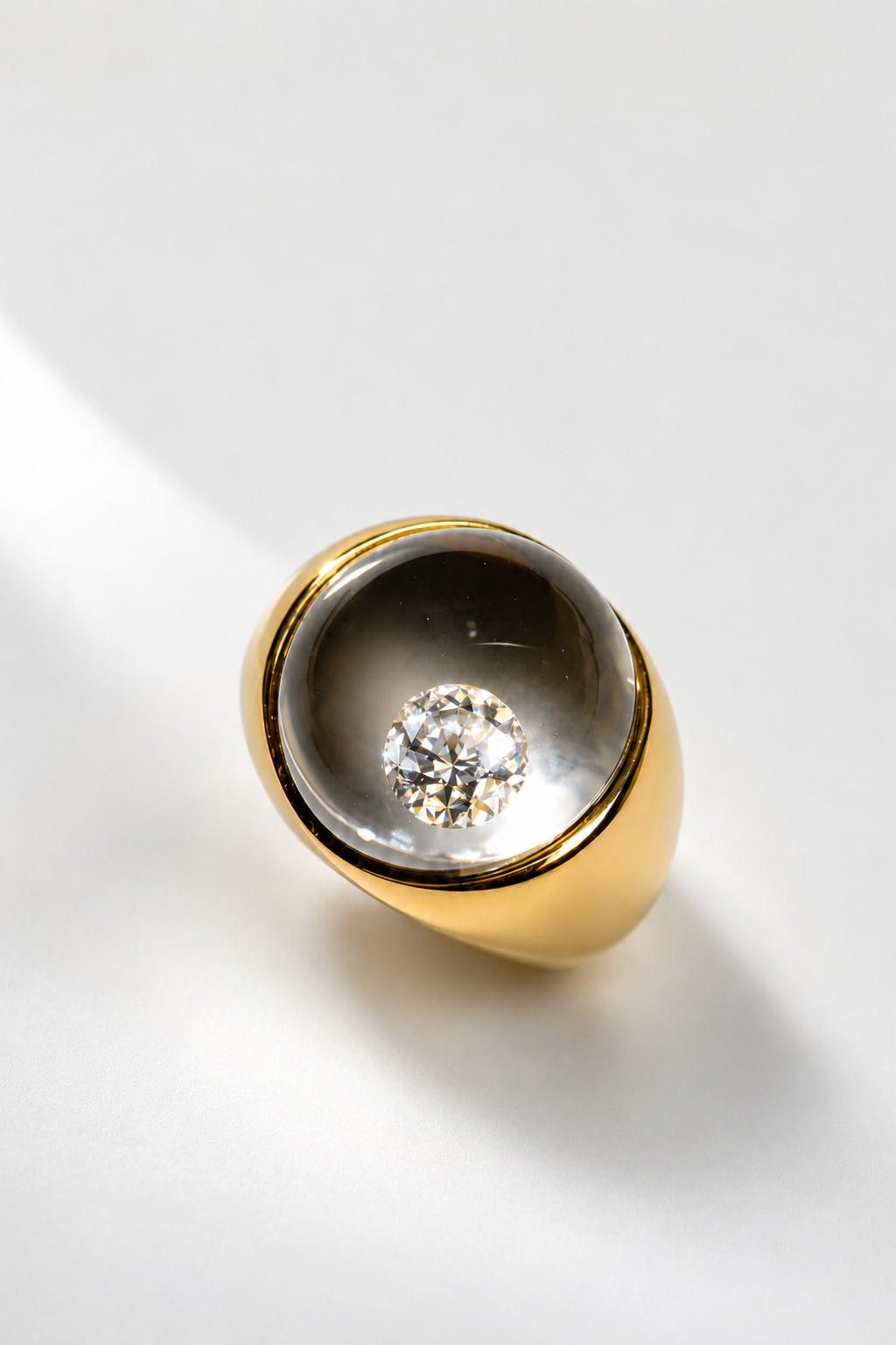 Bague Dôme MAUBOUSSIN Loupe en or jaune, cristal de roche et diamant