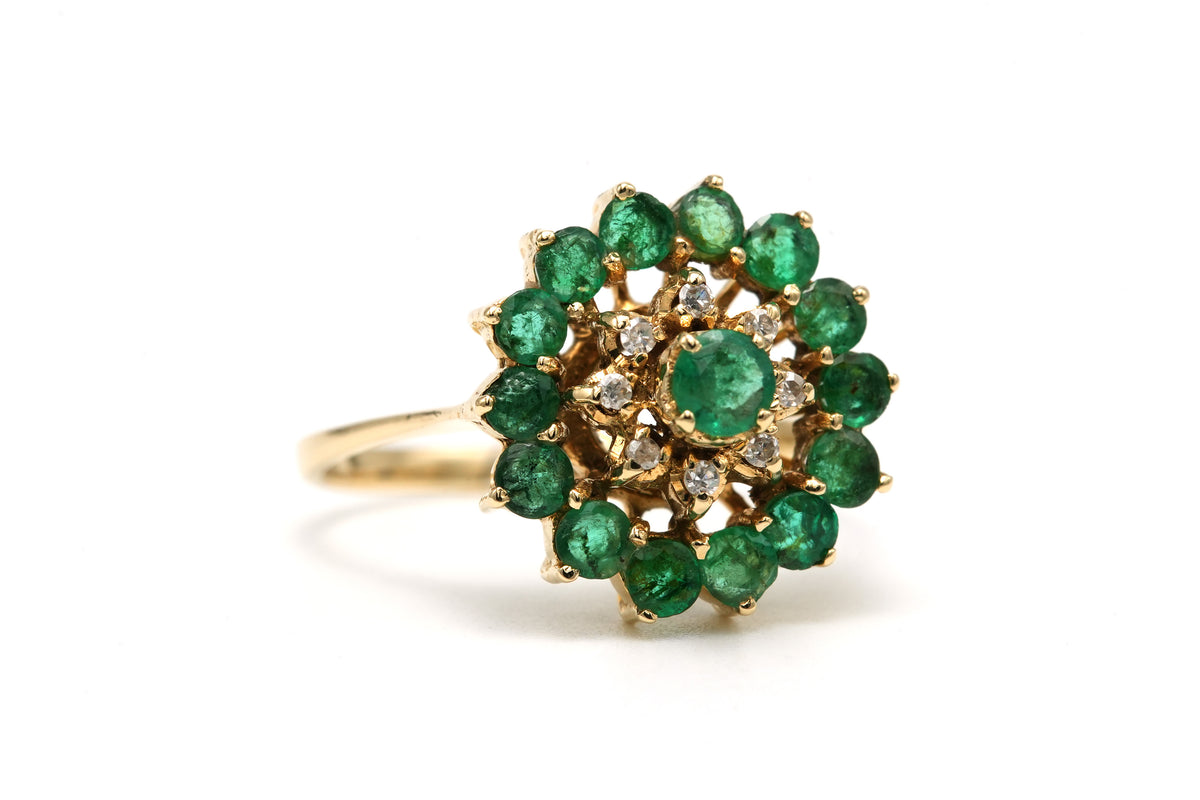 Bague Marguerite en or jaune, émeraudes et diamants