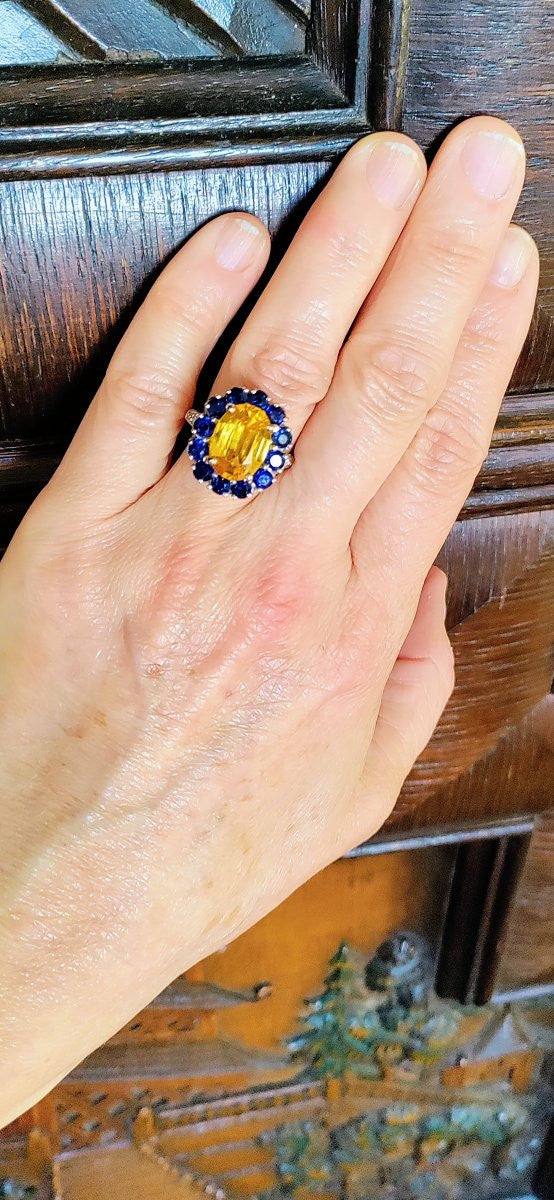 Bague Marguerite en or blanc, saphirs, et diamants