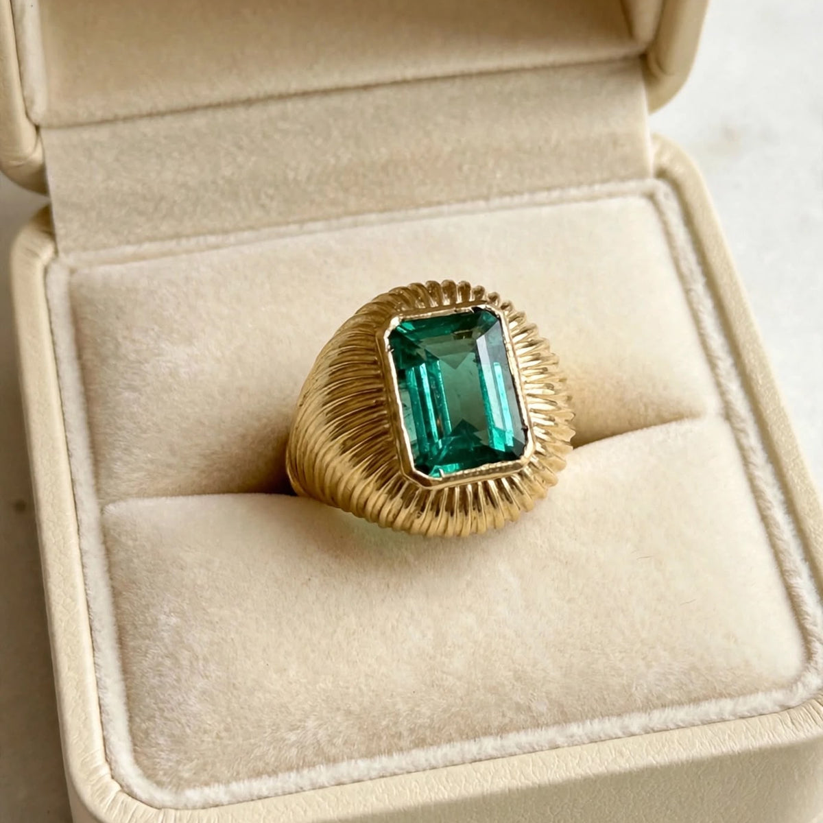 Bague Dôme en or jaune et émeraude