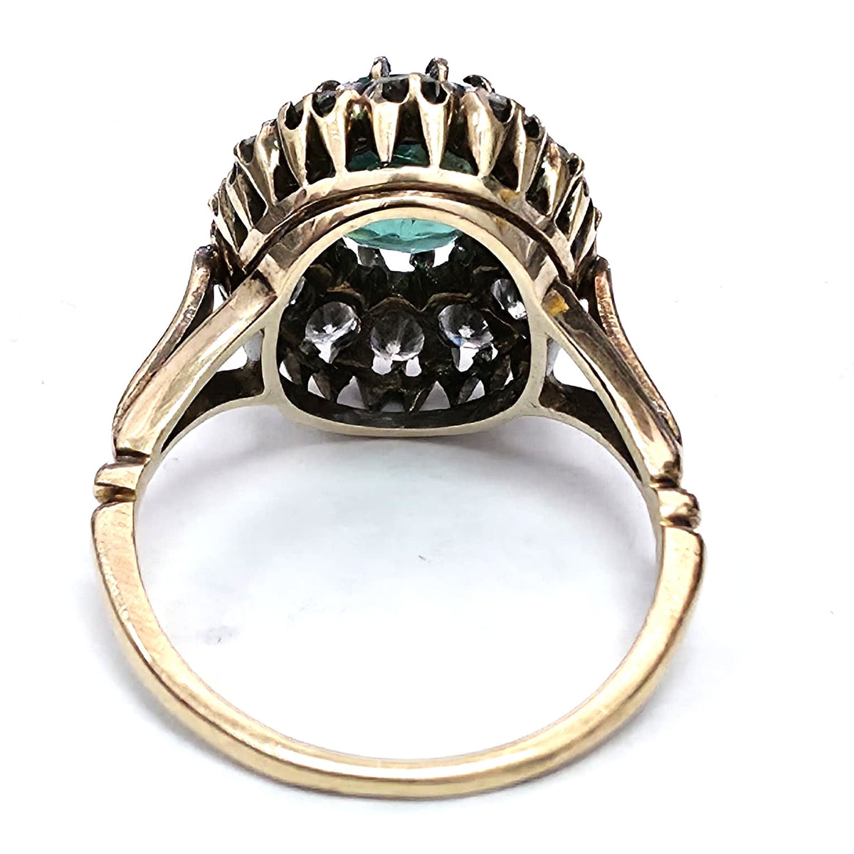 Bague en or jaune, émeraude et diamants