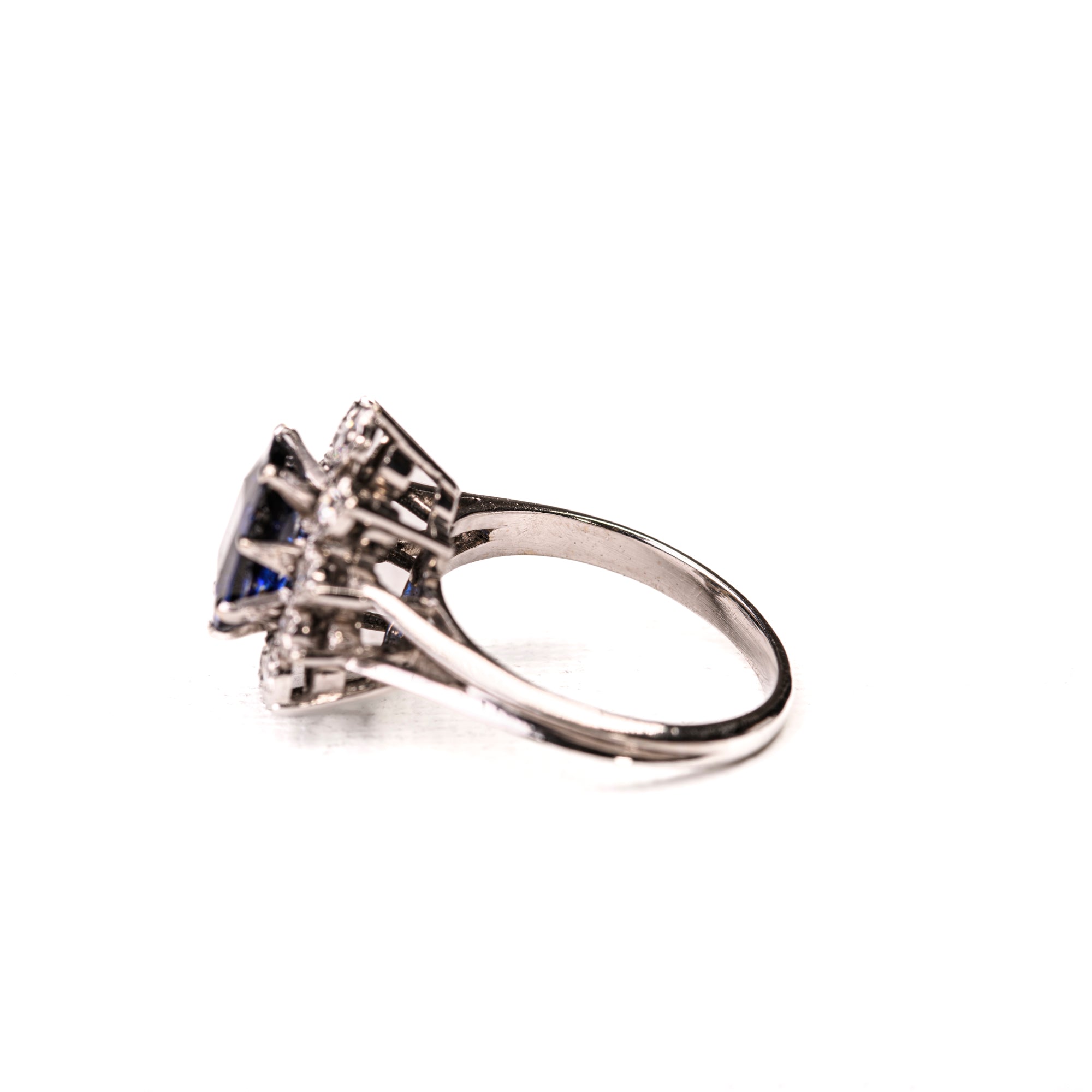 Bague Marguerite en or blanc, platine, saphir et diamants