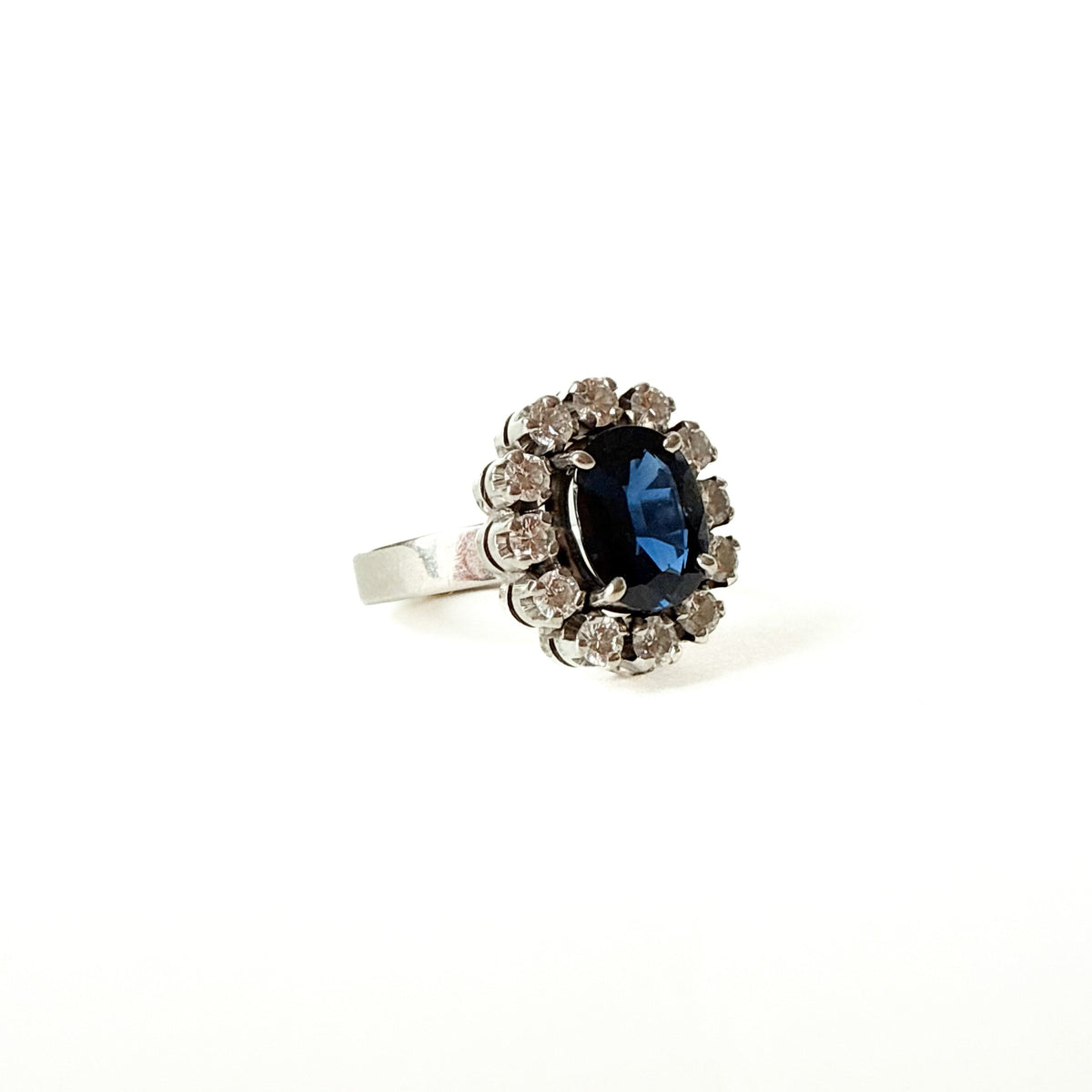 Bague Marguerite en or blanc, saphir, et diamants