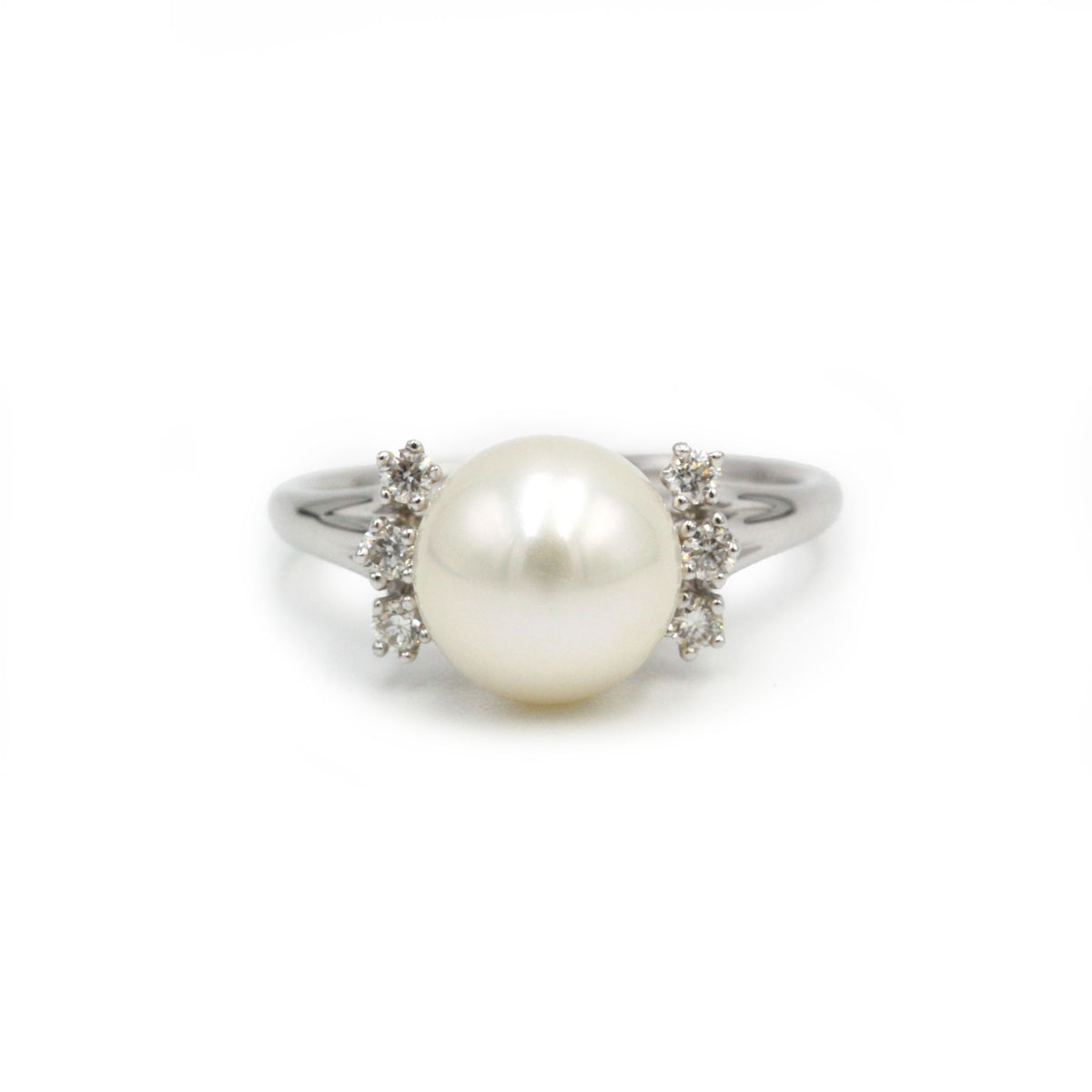Bague en or blanc, diamants et perle