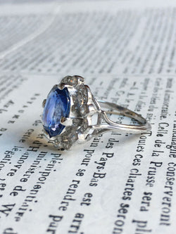 Bague Entourage en or blanc, platine, saphir et diamants