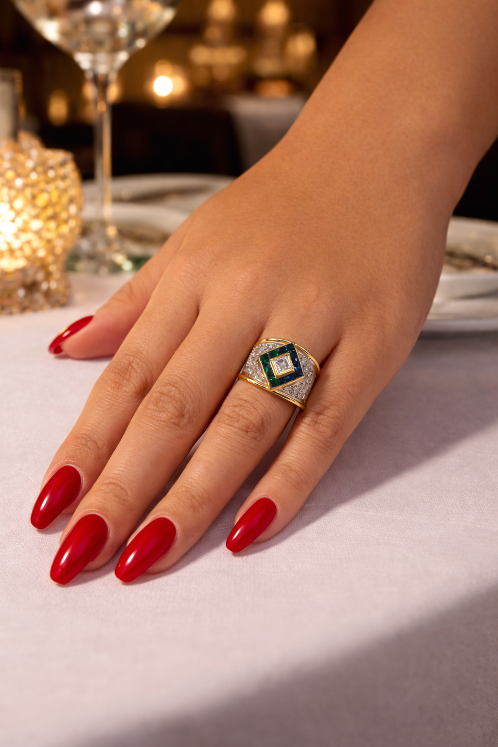 Bague en or blanc, or jaune, saphirs, émeraudes et diamants