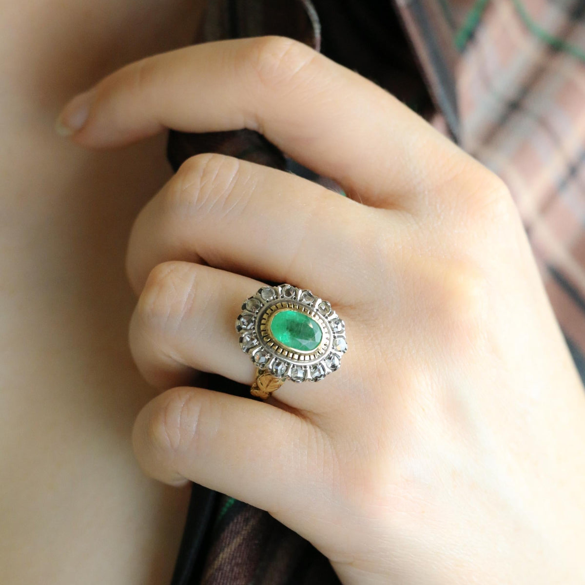 Bague Entourage en or jaune, argent, émeraude et diamants
