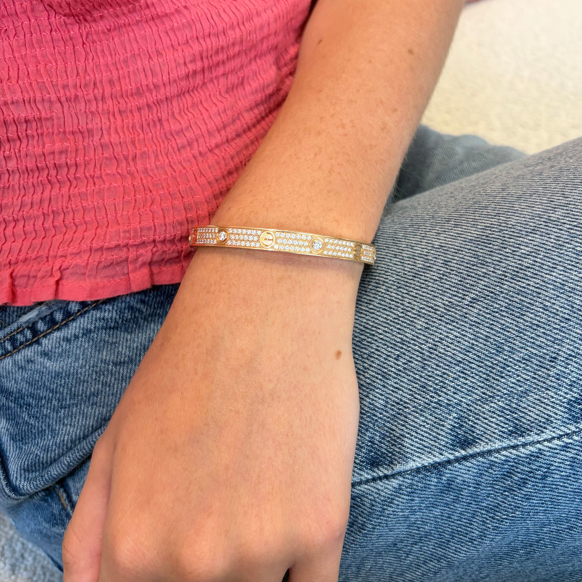 Bracelet CARTIER "Love" Modèle Classique Pavé en or rose et diamants