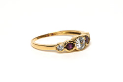 Bague Alliance en or jaune, rubis et diamants