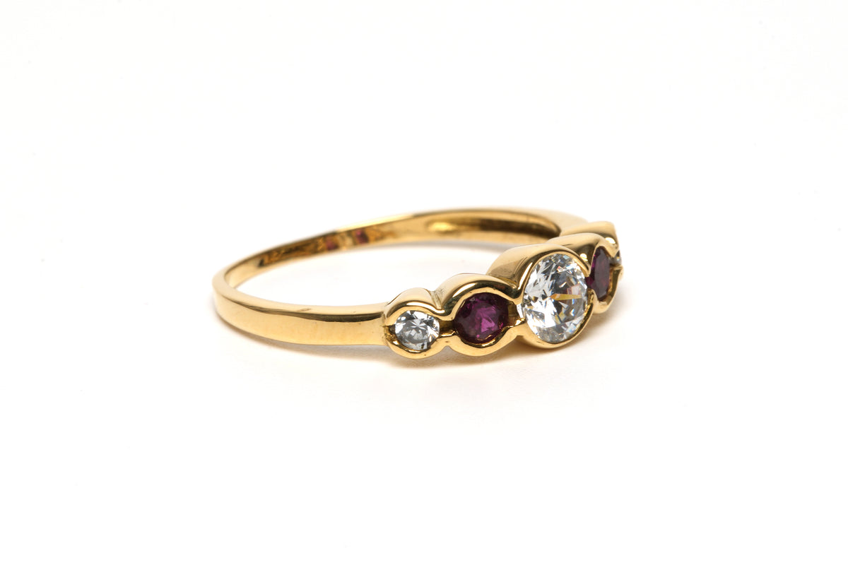 Bague Alliance en or jaune, rubis et diamants