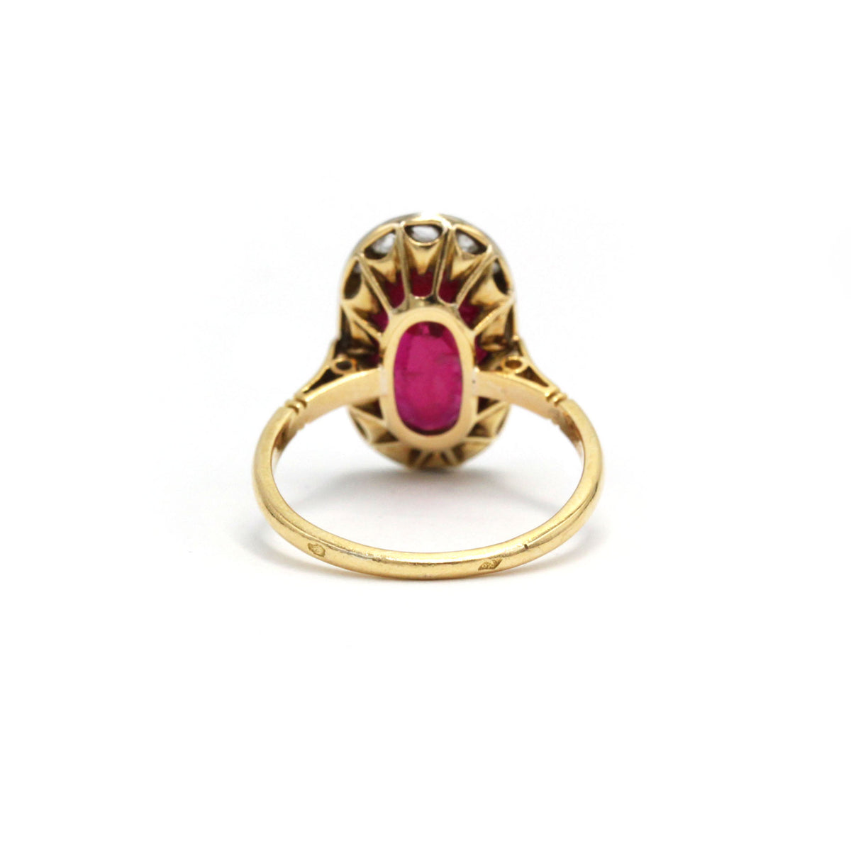Bague Entourage en or jaune, or blanc, rubis et diamants