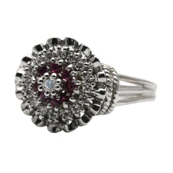 Bague Entourage en or blanc, rubis et diamants