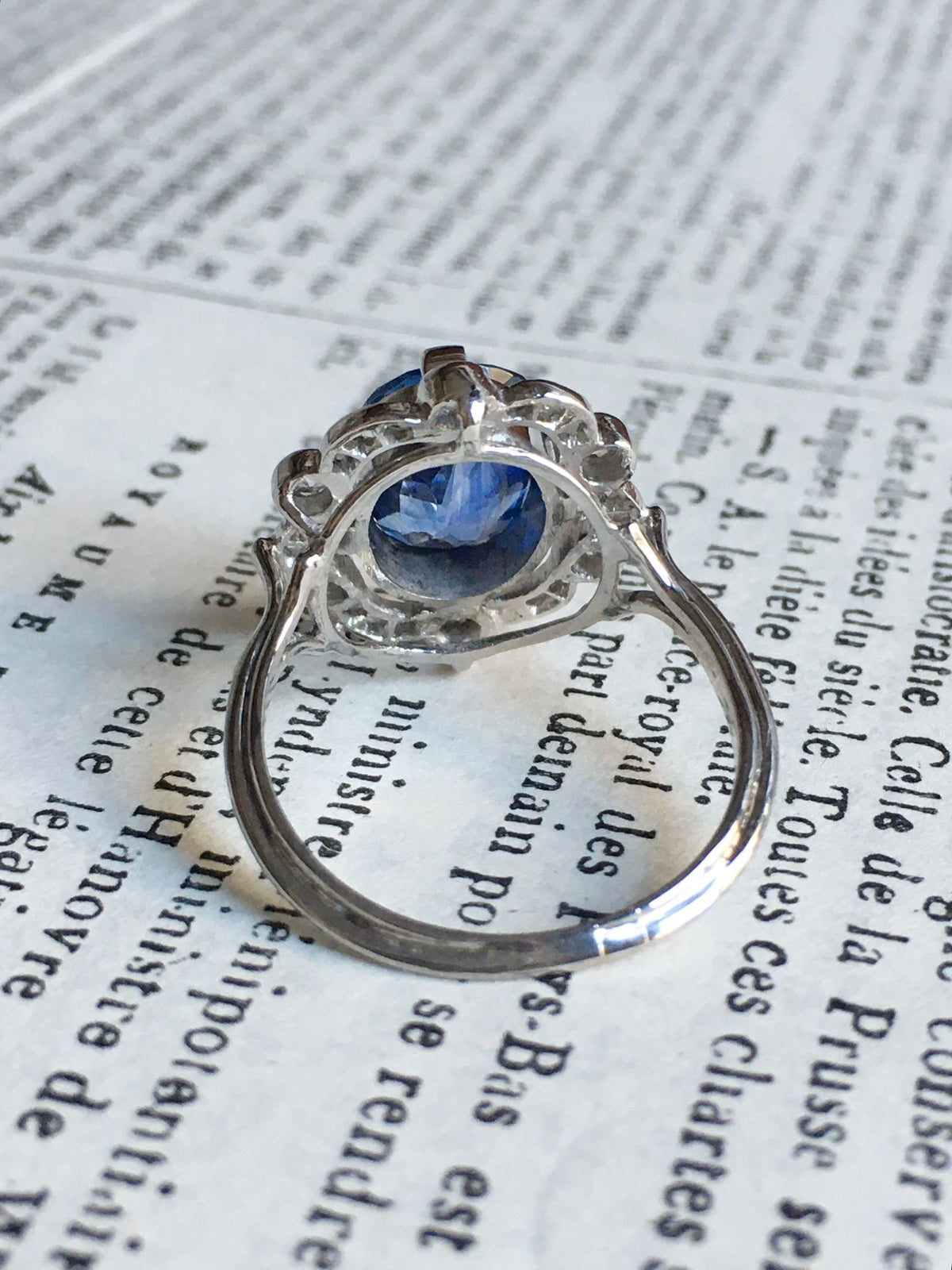 Bague Entourage en or blanc, platine, saphir et diamants