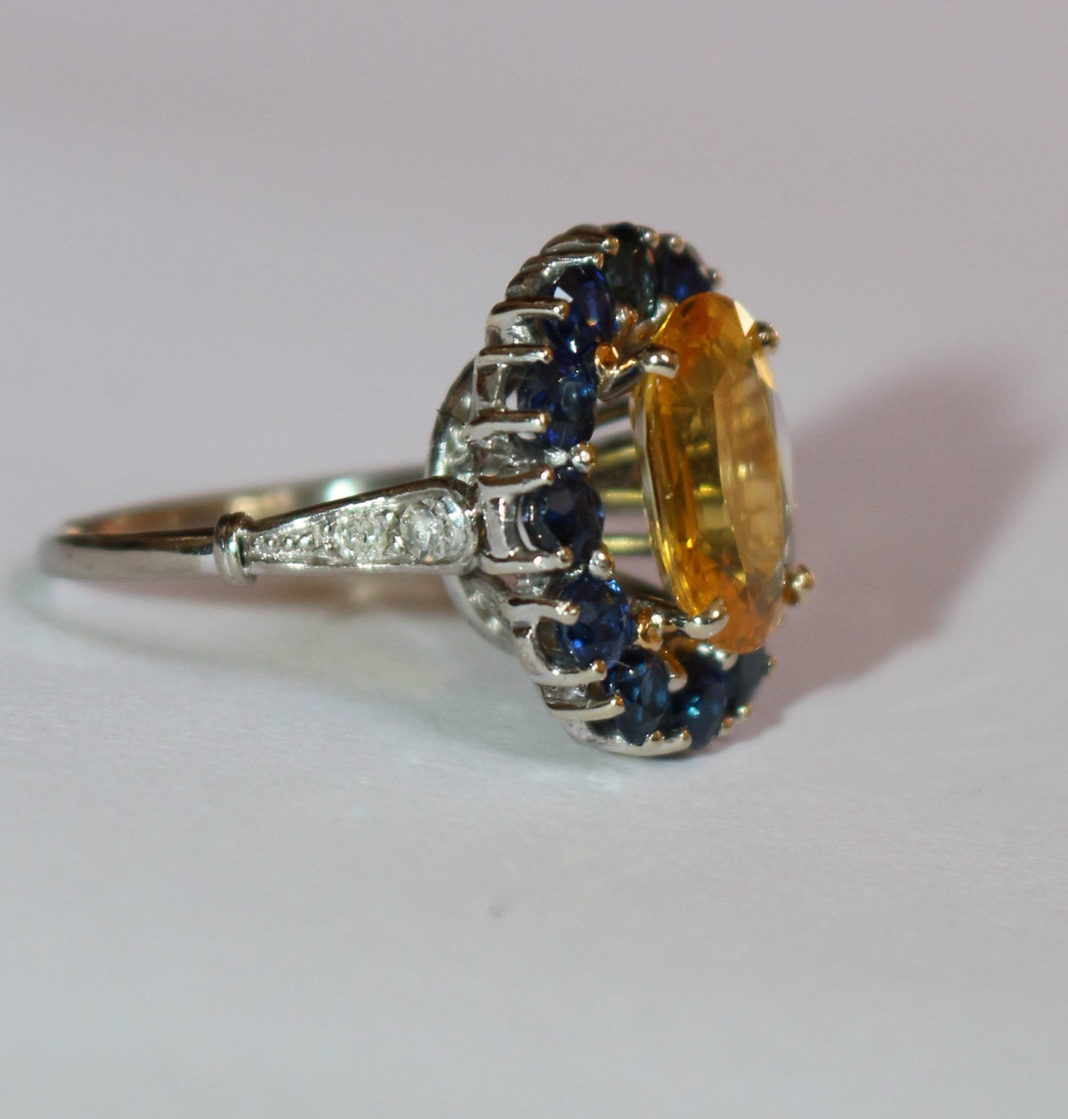 Bague Marguerite en or blanc, saphirs, et diamants