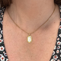 Médaille en or jaune et nacre