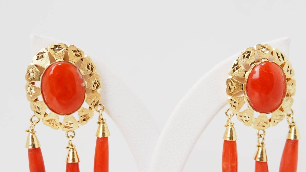 Boucles d'oreilles Pendantes en or jaune et corail