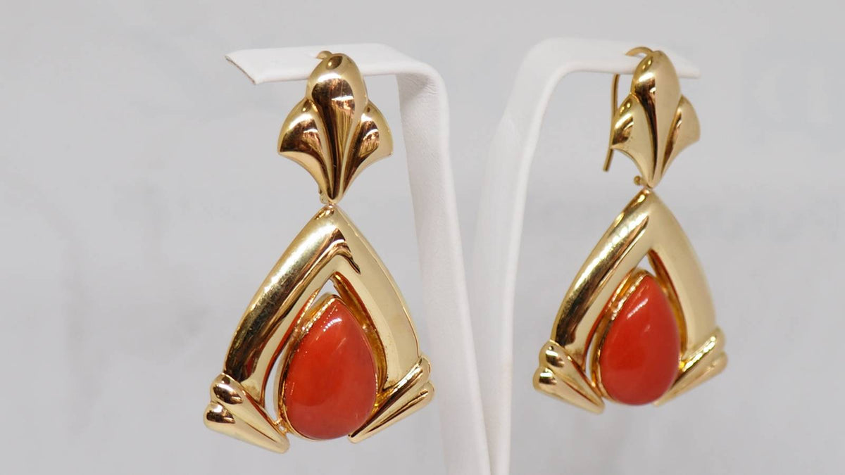 Boucles d'oreilles Pendantes en or jaune et corail