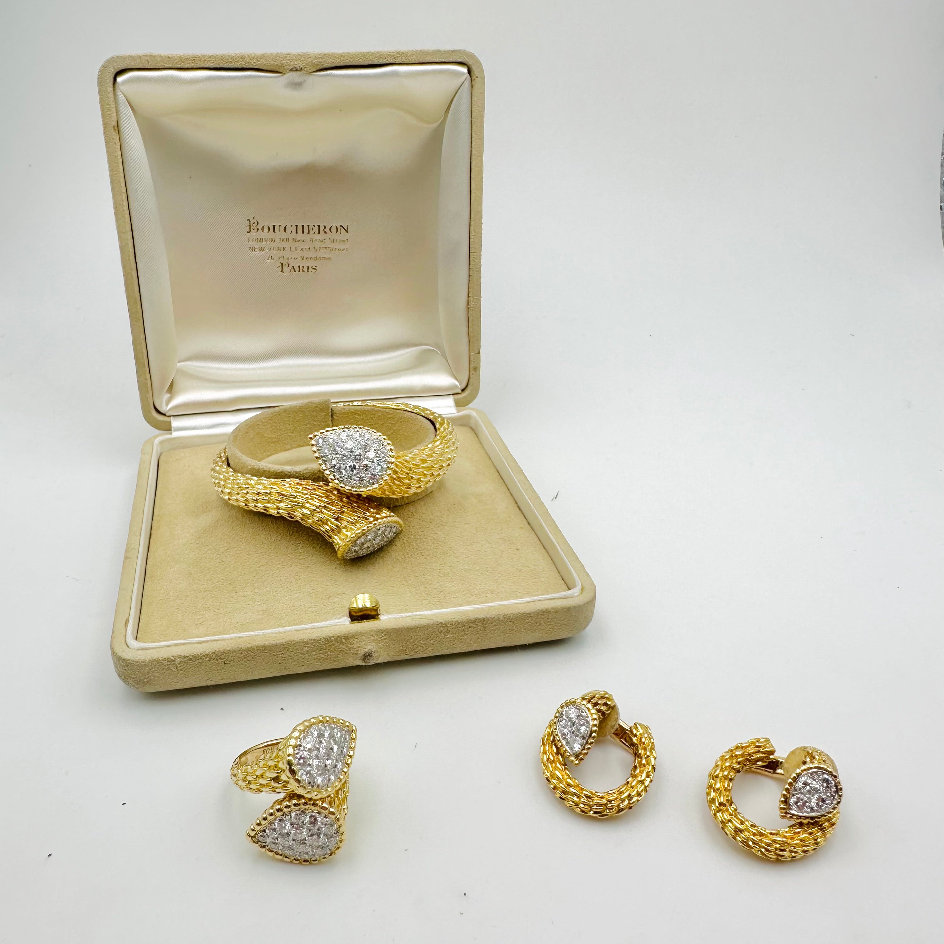 Boucles d'oreilles BOUCHERON "Serpent Bohème" en or jaune et diamants