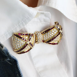 Broche Clip en or jaune, rubis et diamants