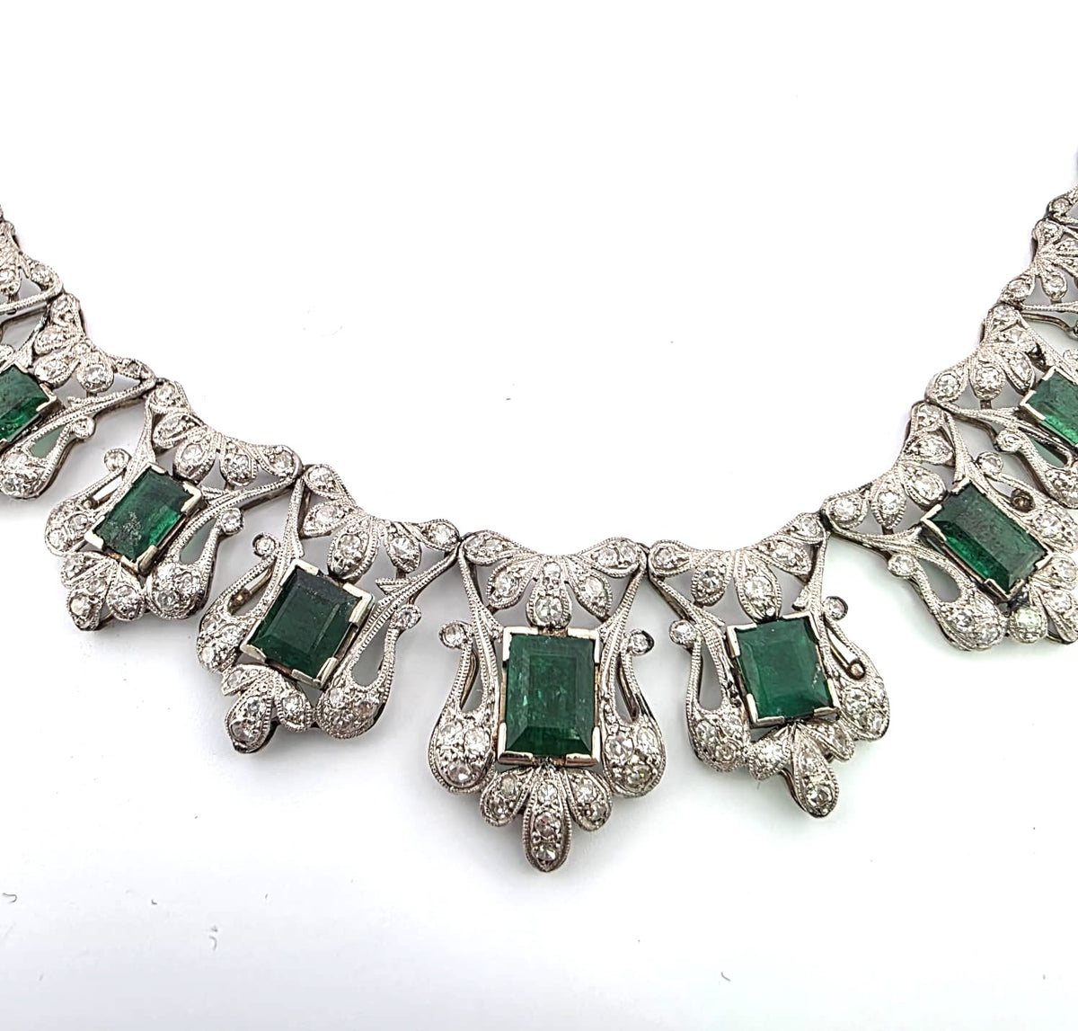 Collier Plastron en platine, émeraudes et diamants